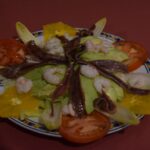 Ensalada aguacates gambas y anchoas